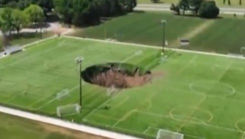 OGROMNA RUPA PROGUTALA POLA FUDBALSKOG TERENA: Snimak izgleda nestvarno - zemlja se najednom otvorila (VIDEO) OGROMNA RUPA PROGUTALA POLA FUDBALSKOG TERENA: Snimak izgleda nestvarno - zemlja se najednom otvorila (VIDEO)