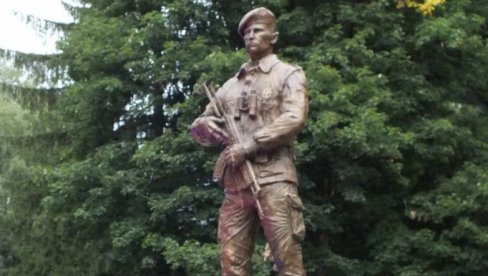 SPOMENIK DIV JUNAKU SA KOŠARA: U Pljevljima otkriveno obeležje Predragu Leovcu, posmrtno odlikovanom Ordenom Belog anđela Prvog reda (FOTO) SPOMENIK DIV JUNAKU SA KOŠARA: U Pljevljima otkriveno obeležje Predragu Leovcu, posmrtno odlikovanom Ordenom Belog anđela Prvog reda (FOTO)