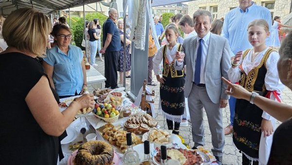 ВИДОВДАНСКИ САЈАМ ПОД МАЈЕВИЦОМ: Дела вредних и златних руку (ФОТО) ВИДОВДАНСКИ САЈАМ ПОД МАЈЕВИЦОМ: Дела вредних и златних руку (ФОТО)