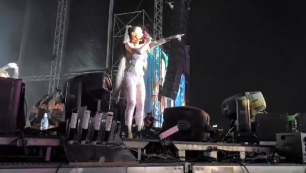 MUSIC WEEK: Теодора Џехверовић наступом запалила Ушће (ФОТО) MUSIC WEEK: Теодора Џехверовић наступом запалила Ушће (ФОТО)