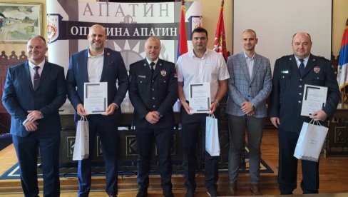 ĐUKIĆ, KREC I MALJKOVIĆ NAJBOLJI POLICAJCI : U Apatinu nagrađeni najbolji pripadnici MUP-a ĐUKIĆ, KREC I MALJKOVIĆ NAJBOLJI POLICAJCI : U Apatinu nagrađeni najbolji pripadnici MUP-a
