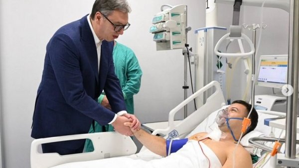 ЧЕСТИТАО САМ МИЛОШУ НА ХРАБРОСТИ И УСПЕШНО ОБАВЉЕНОМ ЗАДАТКУ: Председник Вучић посетио рањеног жандарма у болници (ФОТО) ЧЕСТИТАО САМ МИЛОШУ НА ХРАБРОСТИ И УСПЕШНО ОБАВЉЕНОМ ЗАДАТКУ: Председник Вучић посетио рањеног жандарма у болници (ФОТО)