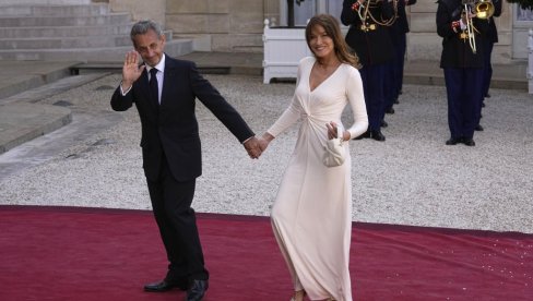 BRISELSKI MEDIJI: Moguća optužnica protiv Karle Bruni u istrazi o Sarkozijevoj kampanji BRISELSKI MEDIJI: Moguća optužnica protiv Karle Bruni u istrazi o Sarkozijevoj kampanji