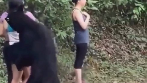 PRAVI SE MRTAV I NE DIŠI: Bliski susret sa radoznalim medvedom (VIDEO) PRAVI SE MRTAV I NE DIŠI: Bliski susret sa radoznalim medvedom (VIDEO)