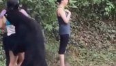 PRAVI SE MRTAV I NE DIŠI: Bliski susret sa radoznalim medvedom (VIDEO) PRAVI SE MRTAV I NE DIŠI: Bliski susret sa radoznalim medvedom (VIDEO)