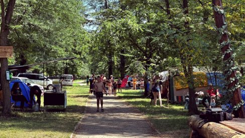 LOGOROVANJE JE PUT DO KATARZE: Regina fest u Malom Staparu kod Sivca poziv na povratak prirodi i zdravom životu LOGOROVANJE JE PUT DO KATARZE: Regina fest u Malom Staparu kod Sivca poziv na povratak prirodi i zdravom životu