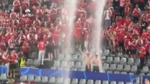GROMOVI I KIŠA IM NE MOGU NIŠTA: Šou dvojice navijača na EURO 2024 (VIDEO) GROMOVI I KIŠA IM NE MOGU NIŠTA: Šou dvojice navijača na EURO 2024 (VIDEO)