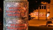 “VRHOVNI KOMANDANTE, ČEKAMO TE!” Ceo sever Kosova i Metohije jutros osvanuo oblepljen plakatima sa slikom predsednika Vučića (FOTO)