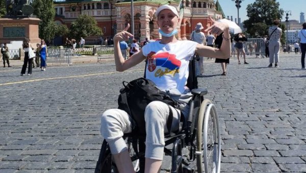 КОРАЧАЋУ ПОНОВО УЛИЦАМА СУБОТИЦЕ: Мирјана Крнајски захваљујући доброти суграђана била у Москви на лечењу (ФОТО) КОРАЧАЋУ ПОНОВО УЛИЦАМА СУБОТИЦЕ: Мирјана Крнајски захваљујући доброти суграђана била у Москви на лечењу (ФОТО)