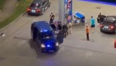 IZBODEN MUŠKARAC: Eskalirala žestoka svađa na benzinskoj pumpi, sevali noževi (VIDEO) IZBODEN MUŠKARAC: Eskalirala žestoka svađa na benzinskoj pumpi, sevali noževi (VIDEO)