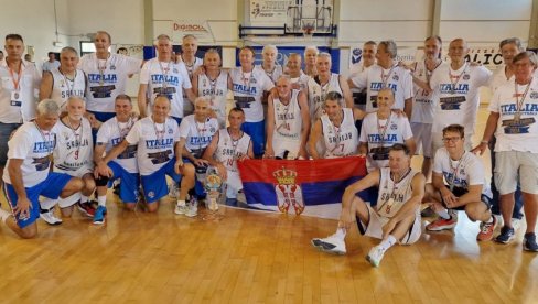 TRI MEDALJE U PEZARU: Uspeh košarkaških veterana u Italiji (FOTO) TRI MEDALJE U PEZARU: Uspeh košarkaških veterana u Italiji (FOTO)
