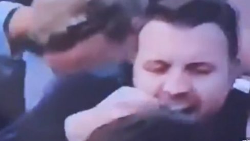 SKANDAL NA EURO 2024! Ono što je uradio navijač Engleske ostavilo je sve u čudu (VIDEO) SKANDAL NA EURO 2024! Ono što je uradio navijač Engleske ostavilo je sve u čudu (VIDEO)