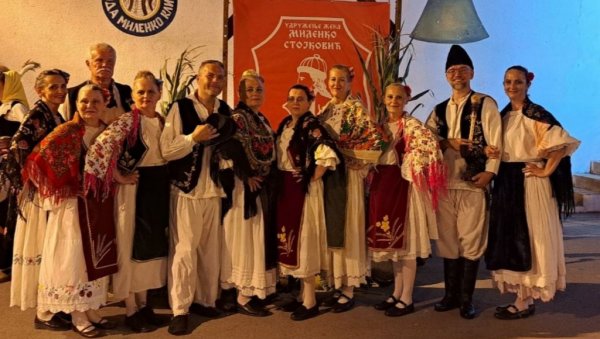 ДУПЛИ УСПЕХ НОВОКОЗАРАЧКИХ ФОЛКЛОРАША: „Кочићи“ верно традицији играју народна кола ДУПЛИ УСПЕХ НОВОКОЗАРАЧКИХ ФОЛКЛОРАША: „Кочићи“ верно традицији играју народна кола