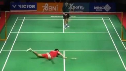 SNIMAK LEDI KRV U ŽILAMA! Mladi sportista se srušio na terenu i preminuo (VIDEO) SNIMAK LEDI KRV U ŽILAMA! Mladi sportista se srušio na terenu i preminuo (VIDEO)