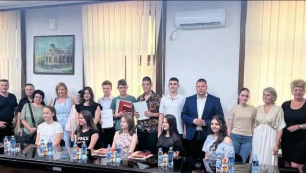 ВУКОВЦИМА ПО 20.000 ДИНАРА: Општина Пландишта наградила десеторо најуспешнијих ђака ВУКОВЦИМА ПО 20.000 ДИНАРА: Општина Пландишта наградила десеторо најуспешнијих ђака