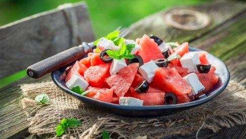 SALATA OD LUBENICE SA FETA SIROM: Savršen letnji obrok SALATA OD LUBENICE SA FETA SIROM: Savršen letnji obrok