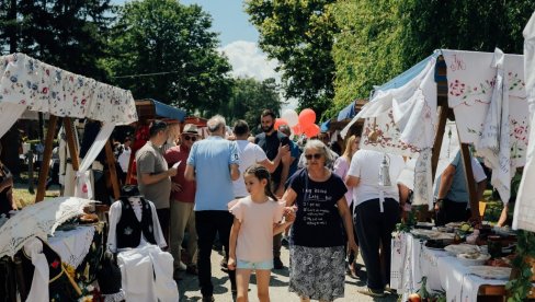 GOSTILI SE BANATSKIM FRUŠTUKOM: U Izbištu održani prvi Miholjski susreti sela (FOTO) GOSTILI SE BANATSKIM FRUŠTUKOM: U Izbištu održani prvi Miholjski susreti sela (FOTO)