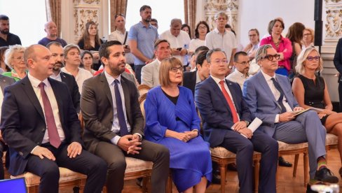 DOKUMENT VAŽAN ZA BUDUĆNOST NAŠE EKONOMIJE: U Novom Sadu predstavljen sporazum o slobodnoj trgovini između Srbije i Kine DOKUMENT VAŽAN ZA BUDUĆNOST NAŠE EKONOMIJE: U Novom Sadu predstavljen sporazum o slobodnoj trgovini između Srbije i Kine