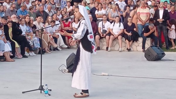 ВИДОВДАН СПОЈИО СРПСКЕ ДУШЕ: Деца са Космета на прослави празника у манастиру Гомионица ВИДОВДАН СПОЈИО СРПСКЕ ДУШЕ: Деца са Космета на прослави празника у манастиру Гомионица