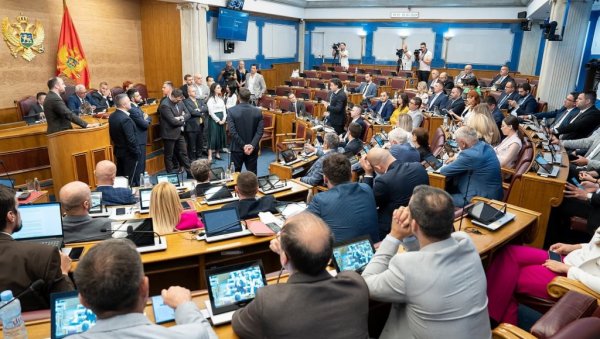 ДПС БЛОКИРАО САТ: Опозиција револтирана недоласком Спајића у суботу, поручила премијеру да у Скупштину може доћи само кад буде позван ДПС БЛОКИРАО САТ: Опозиција револтирана недоласком Спајића у суботу, поручила премијеру да у Скупштину може доћи само кад буде позван