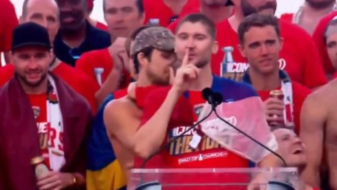 AMERIKA GLEDALA U NEVERICI: Rus izašao pred hiljade Amerikanaca ogrnut ruskom zastavom, evo šta mu se desilo (VIDEO) AMERIKA GLEDALA U NEVERICI: Rus izašao pred hiljade Amerikanaca ogrnut ruskom zastavom, evo šta mu se desilo (VIDEO)