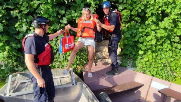 ЗАВРШЕНА ДРАМА КОД ЧАЧКА: Спасено седам лица из чамца на језеру, ево шта се десило (ФОТО) ЗАВРШЕНА ДРАМА КОД ЧАЧКА: Спасено седам лица из чамца на језеру, ево шта се десило (ФОТО)