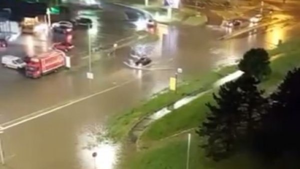 УЛИЦЕ ПРЕСТОНИЦЕ СЕ ПРЕТВОРИЛЕ У РЕКЕ: Вода улази у аутобусе, паника на све стране после снажног невремена (ВИДЕО) УЛИЦЕ ПРЕСТОНИЦЕ СЕ ПРЕТВОРИЛЕ У РЕКЕ: Вода улази у аутобусе, паника на све стране после снажног невремена (ВИДЕО)