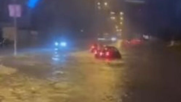 УЛИЦЕ БЕОГРАДА ПОД ВОДОМ: Невероватна сцена код Пупиновог моста (ВИДЕО) УЛИЦЕ БЕОГРАДА ПОД ВОДОМ: Невероватна сцена код Пупиновог моста (ВИДЕО)