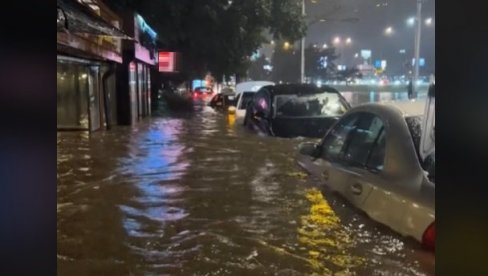 JUTRO NAKON NEVREMENA KOJE JE PREGAZILO SRBIJU: Prizori kakvi se ne pamte - Vozači potopljeni u automobilima, stabla iščupana (FOTO/VIDEO) JUTRO NAKON NEVREMENA KOJE JE PREGAZILO SRBIJU: Prizori kakvi se ne pamte - Vozači potopljeni u automobilima, stabla iščupana (FOTO/VIDEO)