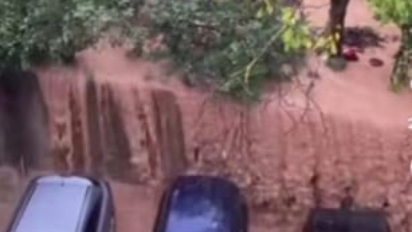ВОДОПАД ИЗМЕЂУ ЗГРАДА У РАКОВИЦИ: Нестваран призор у Београду - огромна количина кише сручила се на престоницу (ВИДЕО) ВОДОПАД ИЗМЕЂУ ЗГРАДА У РАКОВИЦИ: Нестваран призор у Београду - огромна количина кише сручила се на престоницу (ВИДЕО)