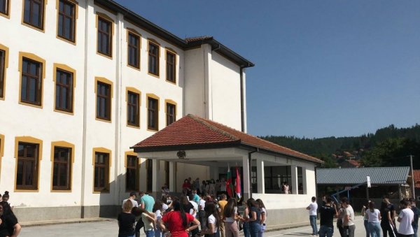 КНЕГИЊА САГЛАСНА, МИНИСТАРСТВО ЋУТИ: У Босилеграду још чекају одговор на иницијативу да се гимназији врати првобитно име КНЕГИЊА САГЛАСНА, МИНИСТАРСТВО ЋУТИ: У Босилеграду још чекају одговор на иницијативу да се гимназији врати првобитно име