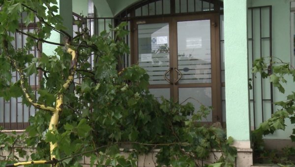 ВЕТАР ЧУПАО И ЛОМИО ДРВЕЋЕ, ДИЗАО ЦРЕПОВЕ: Олујно невреме праћено кишом и градом причинило милионску штету широм Српске ВЕТАР ЧУПАО И ЛОМИО ДРВЕЋЕ, ДИЗАО ЦРЕПОВЕ: Олујно невреме праћено кишом и градом причинило милионску штету широм Српске