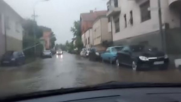 УЛИЦЕ ВЕЋ ПОД ВОДОМ, ДУВА ЈАК ВЕТАР: Спрема се снажно невреме у овом делу наше земље (ВИДЕО) УЛИЦЕ ВЕЋ ПОД ВОДОМ, ДУВА ЈАК ВЕТАР: Спрема се снажно невреме у овом делу наше земље (ВИДЕО)