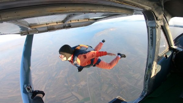 БЕСПЛАТНА ОБУКА ЗА ПАДОБРАНЦЕ: У сарадњи са МО, параћински аеро-клуб Наша крила расписао нови конкурс БЕСПЛАТНА ОБУКА ЗА ПАДОБРАНЦЕ: У сарадњи са МО, параћински аеро-клуб Наша крила расписао нови конкурс