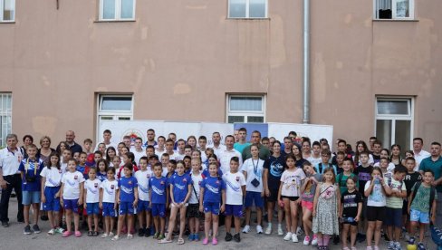 U TREBINJU POČELA LETNJA ŠKOLA NA KOJOJ UČESTVUJE 1.000 SPORTISTA: Uz treninge sledi i edukacija U TREBINJU POČELA LETNJA ŠKOLA NA KOJOJ UČESTVUJE 1.000 SPORTISTA: Uz treninge sledi i edukacija