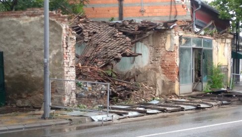 PROLAZNICI, OPREZ: Oluja oborila zaštitnu ogradu na požarevačkom Bulevaru PROLAZNICI, OPREZ: Oluja oborila zaštitnu ogradu na požarevačkom Bulevaru