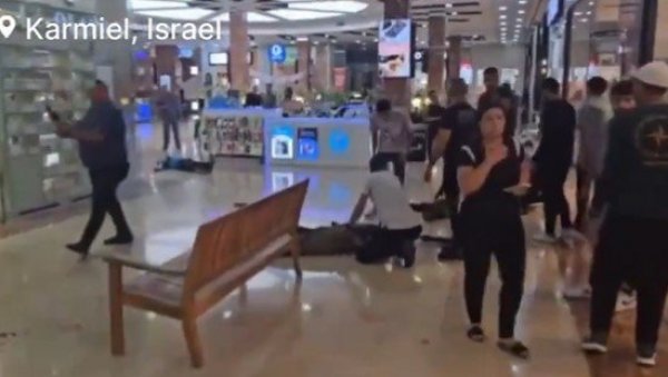 НАПАД У ТРЖНОМ ЦЕНТРУ У ИЗРАЕЛУ: Има рањених, снимљено како један од повређених неутралише терористу (ВИДЕО) НАПАД У ТРЖНОМ ЦЕНТРУ У ИЗРАЕЛУ: Има рањених, снимљено како један од повређених неутралише терористу (ВИДЕО)