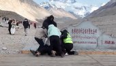 ЉУДИ ГЛЕДАЈУ И НЕ ВЕРУЈУ ШТА СЕ ДЕСИЛО: Планинари се потукли на највишем врху света (ВИДЕО) ЉУДИ ГЛЕДАЈУ И НЕ ВЕРУЈУ ШТА СЕ ДЕСИЛО: Планинари се потукли на највишем врху света (ВИДЕО)