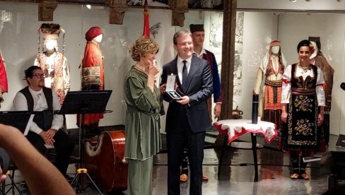 JEDAN ME ODVEO PUTEM SLAVE, A DRUGI PUTEM LEGENDE: Lepa Lukić odlikovana Zlatnom medaljom za zasluge (FOTO) JEDAN ME ODVEO PUTEM SLAVE, A DRUGI PUTEM LEGENDE: Lepa Lukić odlikovana Zlatnom medaljom za zasluge (FOTO)