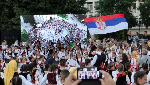 SMEDEREVSKO KOLO SA 2.000 IGRAČA: Smotra 22 kulturno umentička društva iz Smedereva otvorila Kulturno leto 2024. SMEDEREVSKO KOLO SA 2.000 IGRAČA: Smotra 22 kulturno umentička društva iz Smedereva otvorila Kulturno leto 2024.