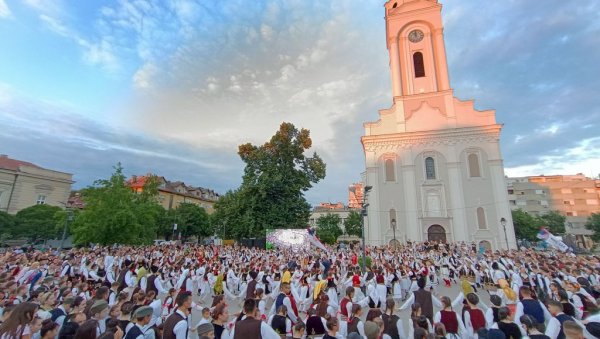 У СМЕДЕРЕВУ ОДИГРАНО КОЛО НАЈВЕЋЕ У СРБИЈИ ИКАДА: Играло 2.000 људи У СМЕДЕРЕВУ ОДИГРАНО КОЛО НАЈВЕЋЕ У СРБИЈИ ИКАДА: Играло 2.000 људи