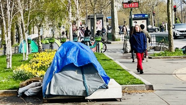 РАЗГЛЕДНИЦА ЈЕ ЛЕПША БЕЗ БЕСКУЋНИКА: У сусрет Олимпијским играма власти расељавају клошаре из Париза да не би ружили слику престонице РАЗГЛЕДНИЦА ЈЕ ЛЕПША БЕЗ БЕСКУЋНИКА: У сусрет Олимпијским играма власти расељавају клошаре из Париза да не би ружили слику престонице
