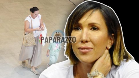 КОНАЧНО УСЛИКАНА ЈЕЛЕНА ЈАНКОВИЋ: Видите како сад изгледа - у куповини са ћерком (ПАПАРАЦО ФОТО) КОНАЧНО УСЛИКАНА ЈЕЛЕНА ЈАНКОВИЋ: Видите како сад изгледа - у куповини са ћерком (ПАПАРАЦО ФОТО)