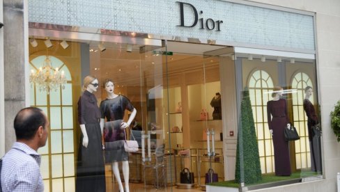 SKANDAL TRESE ITALIJU: Znate li koliko Dior plaća torbicu koju prodaju za 2.600 evra? Pokrenuta velika istraga SKANDAL TRESE ITALIJU: Znate li koliko Dior plaća torbicu koju prodaju za 2.600 evra? Pokrenuta velika istraga