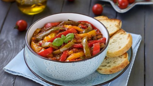 SALATA SA PEČENIM HLEBOM I PAPRIKAMA: Ovo je najbolja italijanska salata koju ćete probati SALATA SA PEČENIM HLEBOM I PAPRIKAMA: Ovo je najbolja italijanska salata koju ćete probati