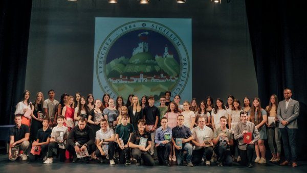 НАГРАЂЕНО 83 НАЈБОЉИХ ЂАКА И СТУДЕНАТА: Вршац издвојио 2,8 милиона за ове намене НАГРАЂЕНО 83 НАЈБОЉИХ ЂАКА И СТУДЕНАТА: Вршац издвојио 2,8 милиона за ове намене