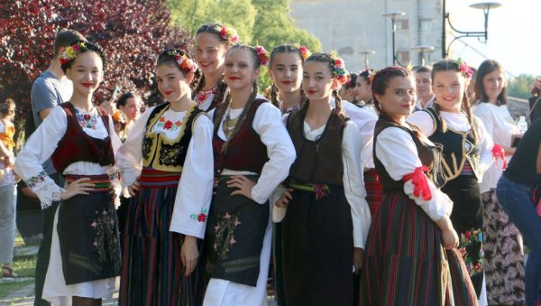 ТЕМПЕРАТУРЕ ОДЛОЖИЛЕ НАСТУП ФОЛКЛОРАША У СМЕДЕРЕВУ: Отказан наступ КУД-ова на тргу ТЕМПЕРАТУРЕ ОДЛОЖИЛЕ НАСТУП ФОЛКЛОРАША У СМЕДЕРЕВУ: Отказан наступ КУД-ова на тргу