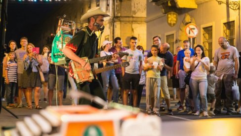 TRI DANA PEVAĆE ULICE : Odabrani izvođači za festival Uličnih svirača TRI DANA PEVAĆE ULICE : Odabrani izvođači za festival Uličnih svirača