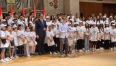 OGROMAN APLAUZ ZA PREDSEDNIKA: Vučić sa decom srpske nacionalnosti iz regiona i dijaspore (VIDEO)