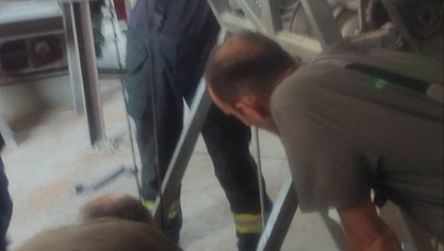 PRVE FOTOGRAFIJE DRAME U SURČINU: Veliki broj vatrogasaca-spasilaca u akciji izvlačenja muškarca koji je upao u silos (FOTO) PRVE FOTOGRAFIJE DRAME U SURČINU: Veliki broj vatrogasaca-spasilaca u akciji izvlačenja muškarca koji je upao u silos (FOTO)